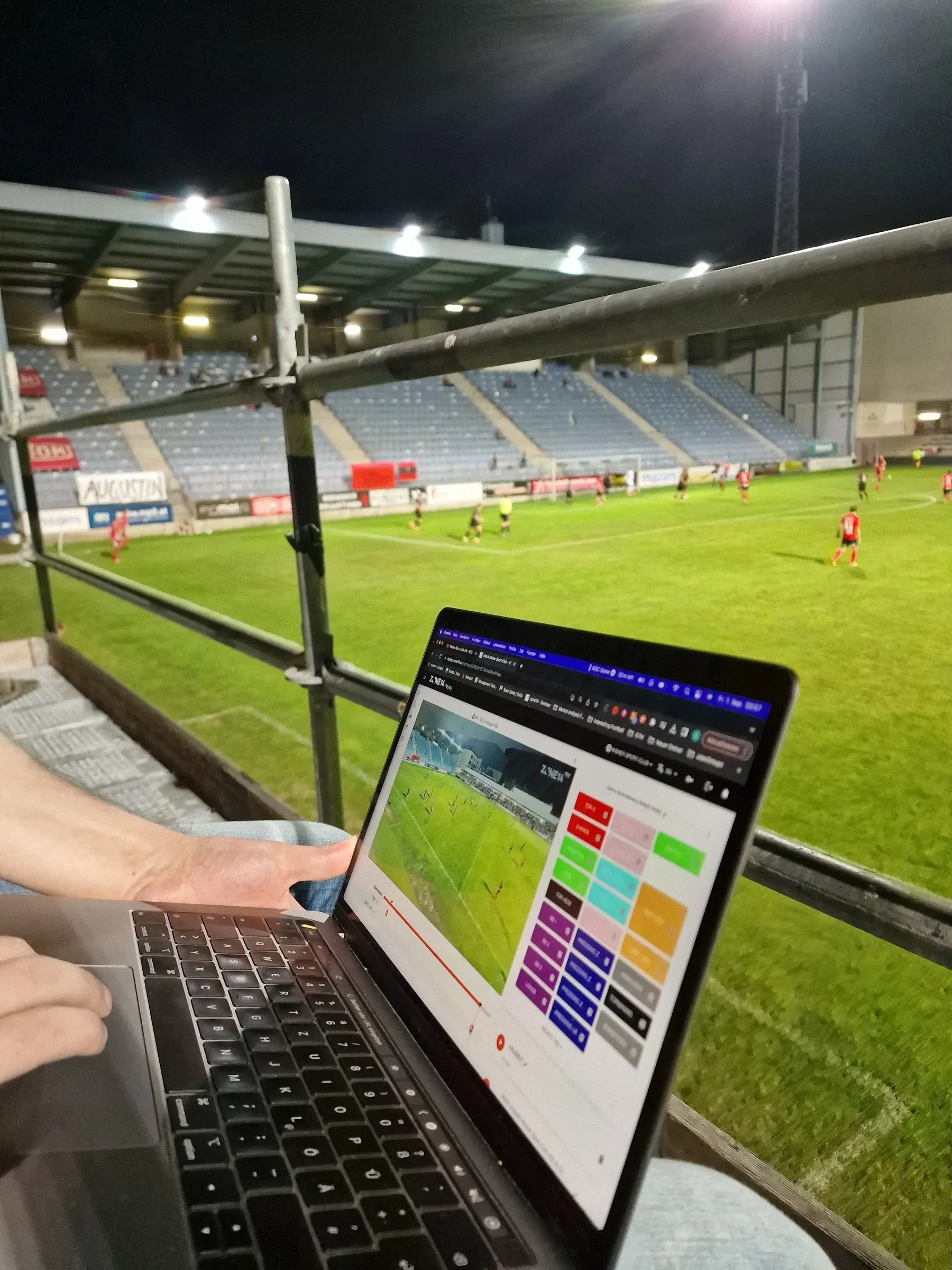Analiza uživo na prijenosnom računalu na tribini tijekom večernje utakmice