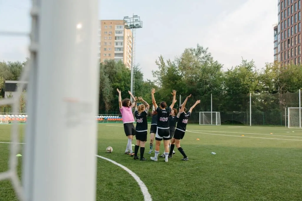 Frauen auf dem Sportplatz, die sich freuen