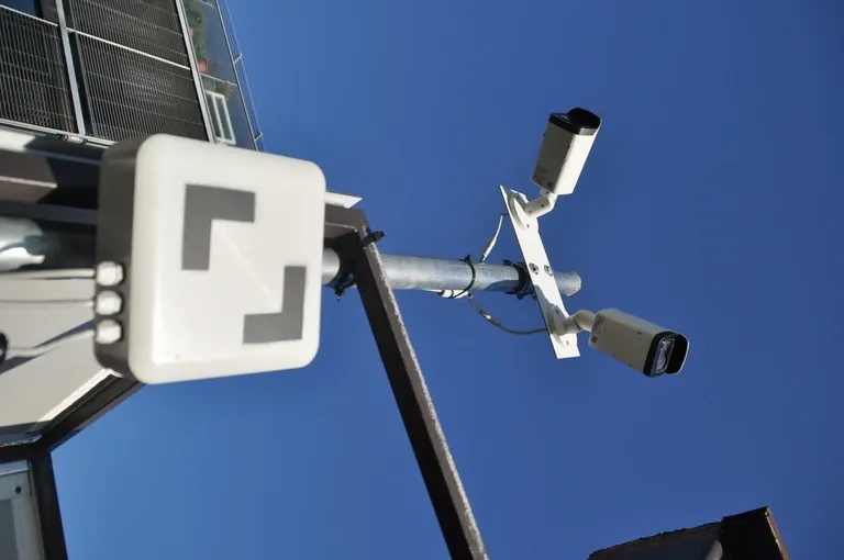 Kamere i upravljačka kutija postavljene na stup