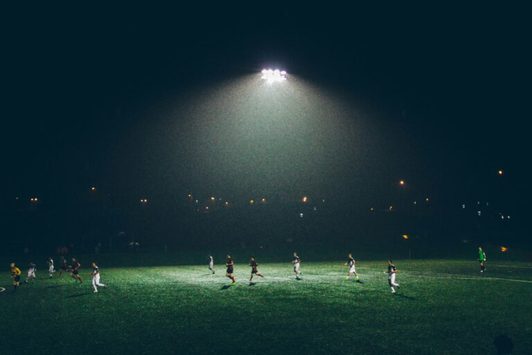 Fußballspiel unter Scheinwerfern