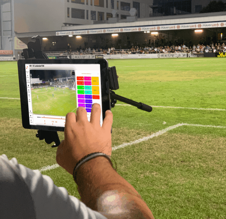Fußballspiel während des Spiels mit dem zone14 Tagging Board analysieren